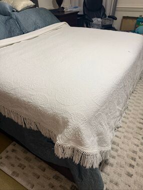 Vintage Bates Matelasse Bedspread Full/Double Ivory Medallion Made USA